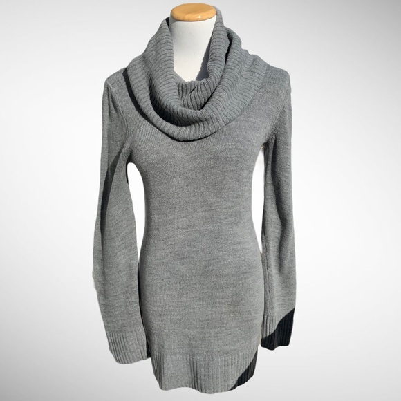 H&M Sweaters - 3/$25! 🛍 H&M Gray Cowlneck Sweater